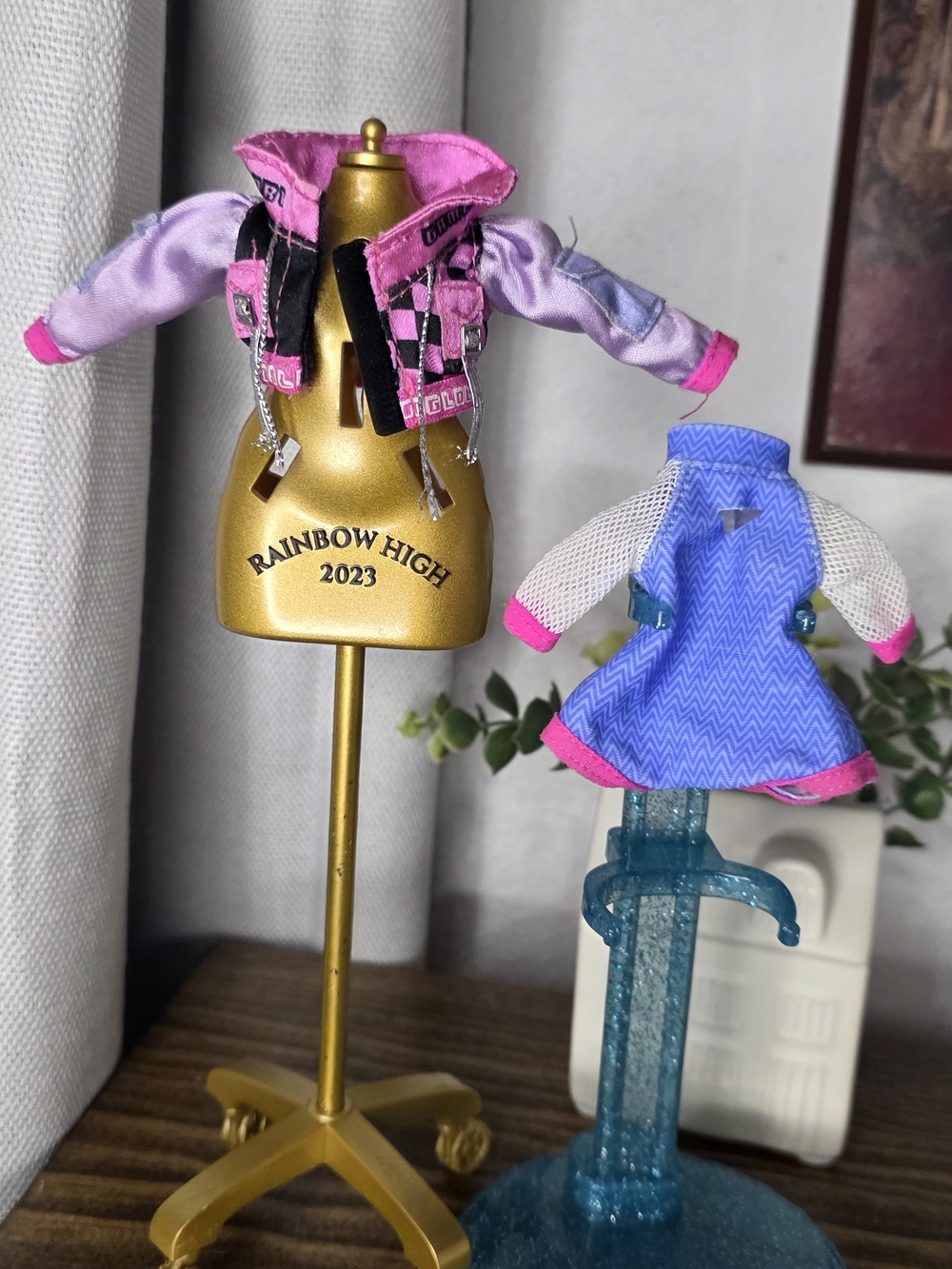The LoL Surprise doll clothes bundle from 2019 includes pink and purple outfits